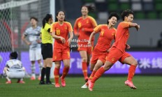 bsports体育-女足队员在比赛中展现出色技术和战术