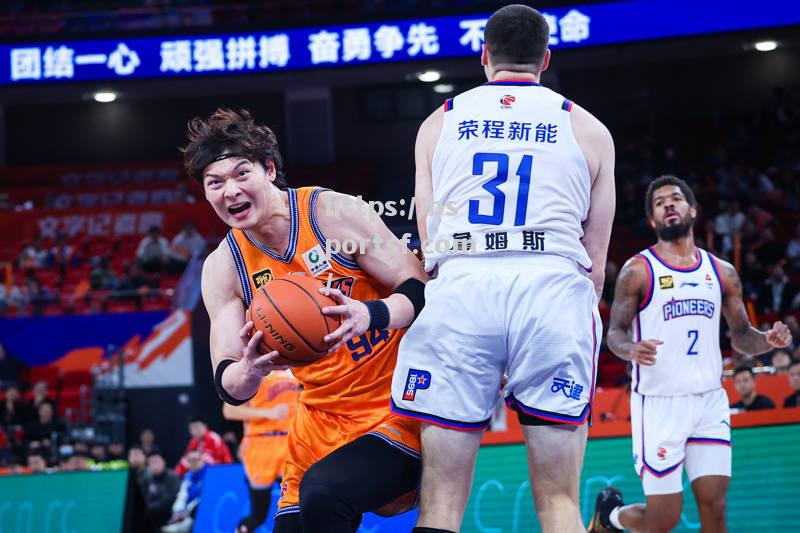 上海大鲨鱼队击败了对手，晋级下一轮比赛